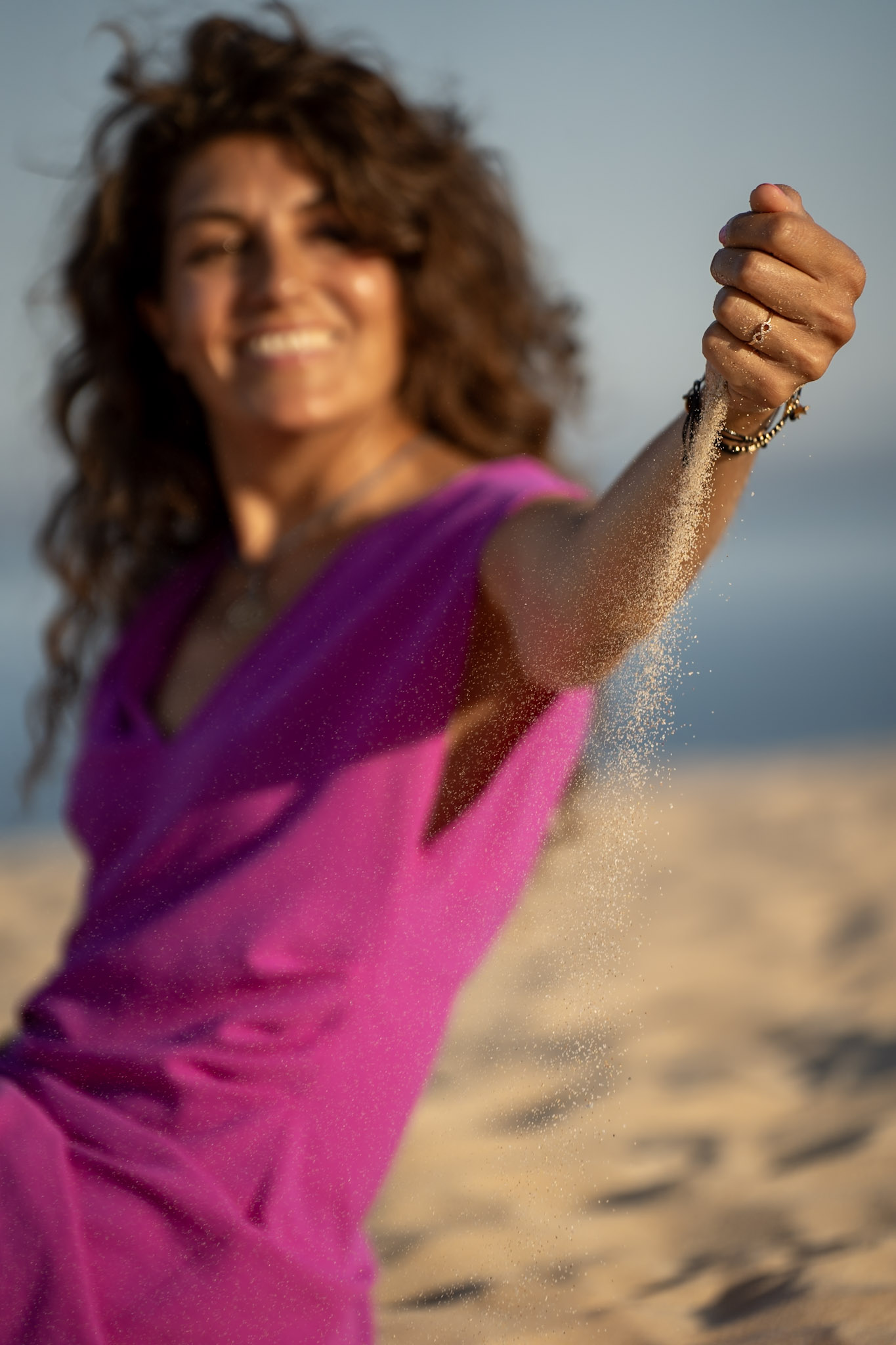 Paz Calap lanzando arena, energía y poder desde la raíz