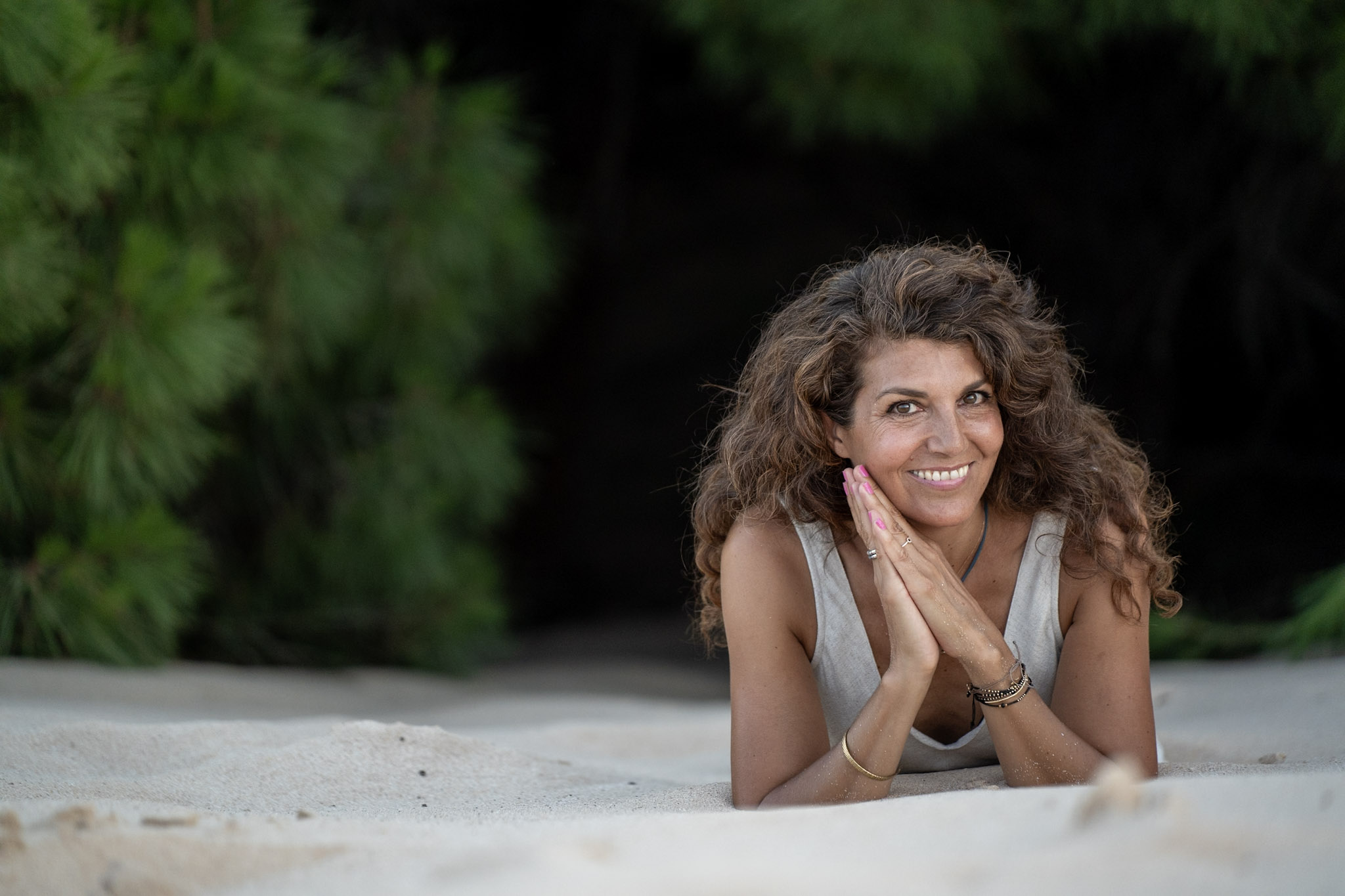 Paz Calap tumbada en la arena con las manos juntas, sintiéndose merecedora